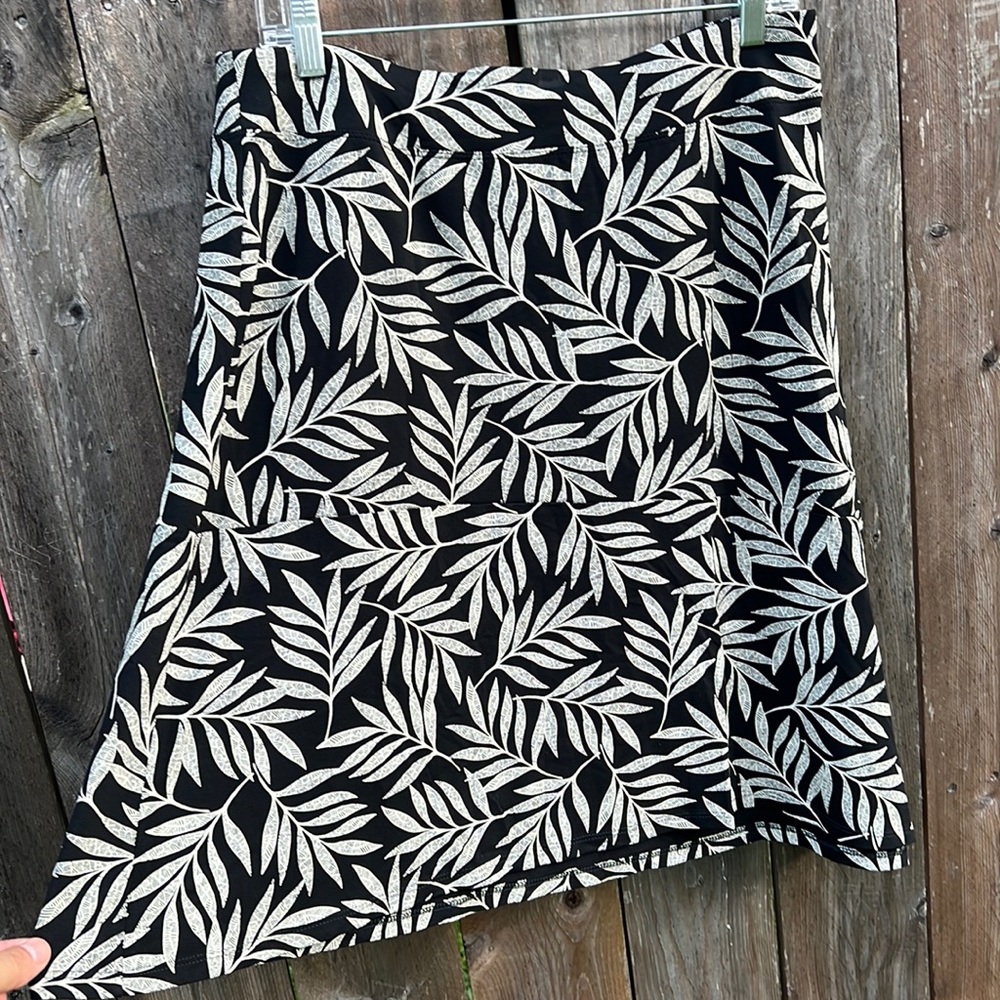 J Jill petite medium skirt  - black and white leaf patterned - asymmetrical hem
